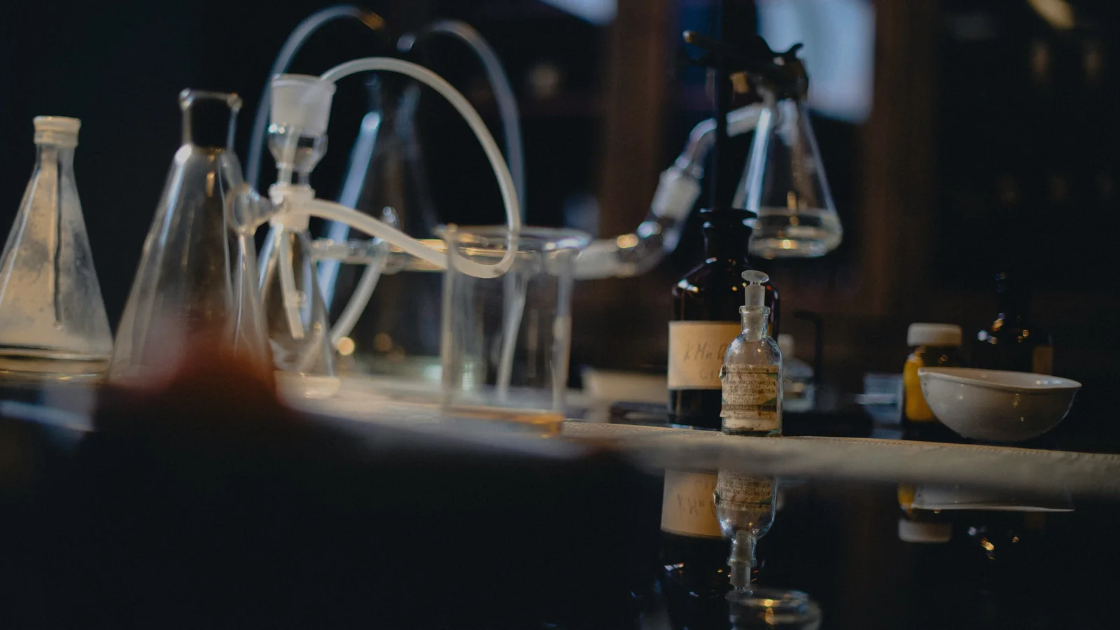 Process and laboratory equipment used for controlled material handling